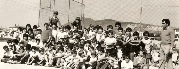 Ricardo Abete con un grupo de niños en el Colegio Irabia de Pamplona