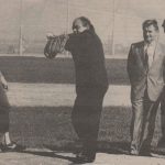 Jordi Pujol realizando el Lanzamiento de Honor en la inauguración del Campeonato de Europa de Béisbol de 1987 en Sant Boi. En la foto podemos ver al que fuera Presidente del COE Carlos Ferrer Salat y a Aldo Notari, Presidente de la CEB en aquel tiempo