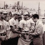 Juan Antonio Samaranch saludando a los miembros de la Selección Italiana en el Campeonato de Europa de Béisbol celebrado en Barcelona en 1960